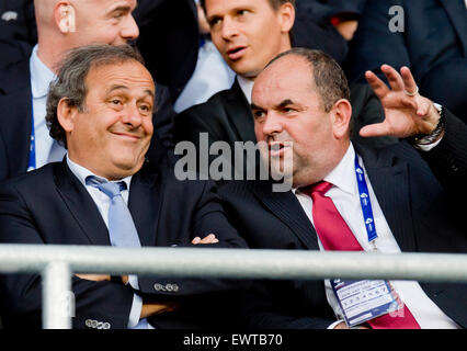 Prag, Tschechische Republik. 30. Juni 2015. Die Union of European Football Associations (UEFA) Michel Platini (links) und Präsident des tschechischen Fußball Verein Miroslav Pelta sprechen während der Euro U21-Fußball-Meisterschaft Finale Portugal Vs Schweden in Prag, Tschechische Republik, 30. Juni 2015. Bildnachweis: Vit Simanek/CTK Foto/Alamy Live-Nachrichten Stockfoto