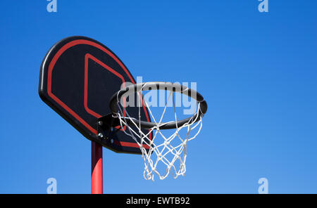 Basketballkorb auf blauen Himmelshintergrund Stockfoto