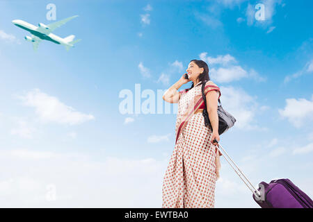 1 indische Frau Passagier Handy im Gespräch Stockfoto