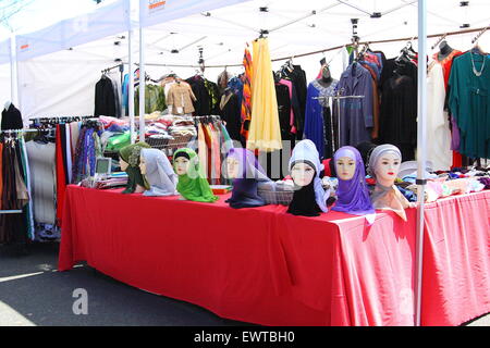 Marktstand verkaufen muslimische Frauen Outfits während der Eid Festival in Dandenong Melbourne Australien Stockfoto