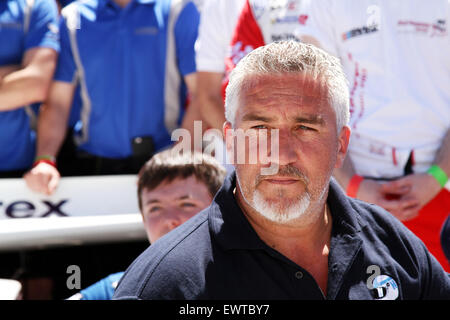 Weybridge, Surrey, UK. 30. Juni 2015. Great British Bake Off Moderator Paul Hollywood schließt ehemaligen Formel-1-Stars John Surtees, Damon Hill und Derek Bell für Henry Surtees Stiftung Brooklands Team Challenge in der Mercedes-Benz Welt in Weybridge Surrey 30.06.2015 Credit: Theodore Liasi/Alamy Live-Nachrichten Stockfoto