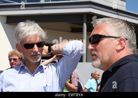 Weybridge, Surrey, UK. 30. Juni 2015. Great British Bake Off Moderator Paul Hollywood schließt ehemaligen Formel-1-Stars John Surtees, Damon Hill und Derek Bell für Henry Surtees Stiftung Brooklands Team Challenge in der Mercedes-Benz Welt in Weybridge Surrey 30.06.2015 Credit: Theodore Liasi/Alamy Live-Nachrichten Stockfoto