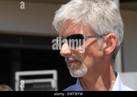 Weybridge, Surrey, UK. 30. Juni 2015. Great British Bake Off Moderator Paul Hollywood schließt ehemaligen Formel-1-Stars John Surtees, Damon Hill und Derek Bell für Henry Surtees Stiftung Brooklands Team Challenge in der Mercedes-Benz Welt in Weybridge Surrey 30.06.2015 Credit: Theodore Liasi/Alamy Live-Nachrichten Stockfoto