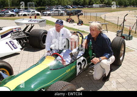 Weybridge, Surrey, UK. 30. Juni 2015. Great British Bake Off Moderator Paul Hollywood schließt ehemaligen Formel-1-Stars John Surtees, Damon Hill und Derek Bell für Henry Surtees Stiftung Brooklands Team Challenge in der Mercedes-Benz Welt in Weybridge Surrey 30.06.2015 Credit: Theodore Liasi/Alamy Live-Nachrichten Stockfoto