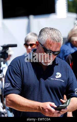 Weybridge, Surrey, UK. 30. Juni 2015. Great British Bake Off Moderator Paul Hollywood schließt ehemaligen Formel-1-Stars John Surtees, Damon Hill und Derek Bell für Henry Surtees Stiftung Brooklands Team Challenge in der Mercedes-Benz Welt in Weybridge Surrey 30.06.2015 Credit: Theodore Liasi/Alamy Live-Nachrichten Stockfoto