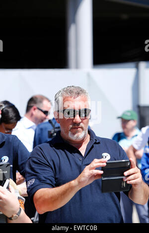 Weybridge, Surrey, UK. 30. Juni 2015. Great British Bake Off Moderator Paul Hollywood schließt ehemaligen Formel-1-Stars John Surtees, Damon Hill und Derek Bell für Henry Surtees Stiftung Brooklands Team Challenge in der Mercedes-Benz Welt in Weybridge Surrey 30.06.2015 Credit: Theodore Liasi/Alamy Live-Nachrichten Stockfoto