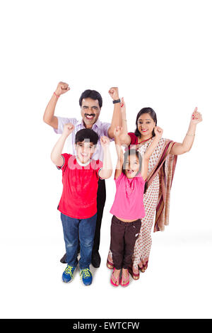 indische Eltern und Kinder jubeln Stockfoto