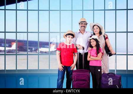 indische Eltern und Kinder Passagier Urlaub Ferien geniessen Stockfoto