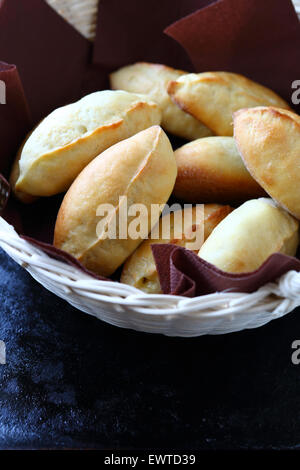 heißen Kuchen in den Korb-Nahaufnahme Stockfoto