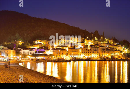 Das historische Zentrum und den Hafen in der Nacht an der Adriatischen Küste, Moscenicka Draga, Primorje-Gorski Kotar, Istrien, Kvarner Bucht Stockfoto