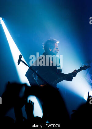 Köln, Deutschland. 30. Juni 2015. Matthew Bellamy, Sänger der britischen Rockband Muse, führt auf der Bühne in einem vertrauten Umfeld während das einzige Konzert in Europa bei Glora in Köln, 30. Juni 2015 statt. Das Trio, das in der Regel Arenen füllt spielt in kleineren Orten vor ein paar hundert Fans. Foto: Rolf Vennenbernd/Dpa/Alamy Live News Stockfoto