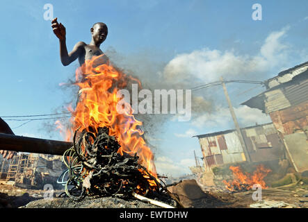 Ein Junge brennt elektrische Leitungen, den Kupferdraht im Kroo Bay Slum zu extrahieren, Freetown, SierraLeone Stockfoto