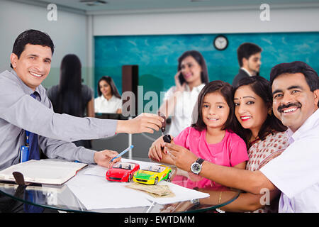 indischer Eltern und Verkäufer Neuwagen zu tun Stockfoto