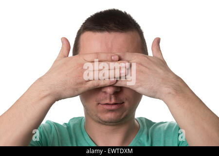 Porträt des jungen Mannes mit der Hand seine Augen - Isolated On White Background bedecken Stockfoto