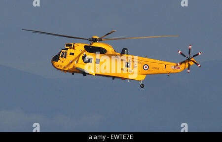 RAF Valley, Anglesey, UK. 1. Juli 2015. Der RAF Meerkönigs Suche und Rettung Hubschrauber aus 22 Staffeln C Flug mit der Watisham gestützt haben 202 Squadron B Flug Kapitulation ihrer Rolle auf der Küstenwache Auftragnehmer Einheiten am Caernarfon und Manston, als Teil der Pläne der Sea King Hubschrauber in den Ruhestand. Die Fotos zeigen die Hubschrauber, die Durchführung von Schulungen mit der RNLI in Morecambe Bay. Bildnachweis: David Billinge/Alamy Live-Nachrichten Stockfoto