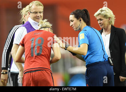 Montreal, Kanada. 30. Juni 2015. Deutschlands Kopf sieht Trainer Silvia Neid (R) bei verletzten Alexandra Popp und 4. offizielle Salome Di Iorio während der FIFA Frauen WM 2015 Semi final Fußball match zwischen USA und Deutschland im Olympiastadion in Montreal, Kanada, 30. Juni 2015. Foto: Carmen Jaspersen/Dpa/Alamy Live News Stockfoto