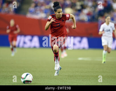 Montreal, Kanada. 30. Juni 2015. Deutschlands Celia Sasic wetteifert um den Ball bei der FIFA Frauen WM 2015 Semi final Fußballspiel zwischen USA und Deutschland im Olympiastadion in Montreal, Kanada, 30. Juni 2015. Foto: Carmen Jaspersen/Dpa/Alamy Live News Stockfoto