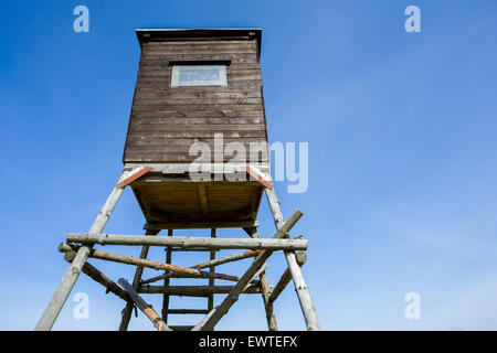 Jäger-Hochsitz Jagd Holzturm in Landschaft Landschaft, Tschechische Republik Stockfoto