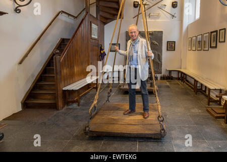 Innenraum der wiegen Hexenhaus (Heksenwaag) mit einem Mann wird gewogen auf die Waage, in Oudewater, Utrecht, Niederlande. Stockfoto