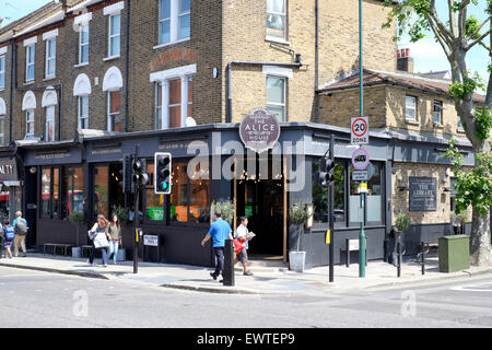 Eine allgemeine Ansicht von Alice House, einem Gastropub im Queen's Park, London Stockfoto