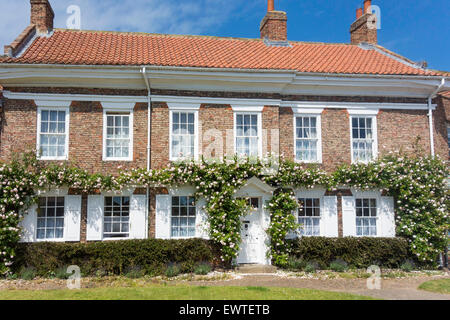 Einem feinen georgianischen Gebäude mit weitläufigen Rosen in der Market Square Easingwold North Yorkshire England Stockfoto