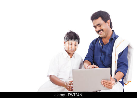 Südindische Vater und Sohn Sharing laptop Stockfoto