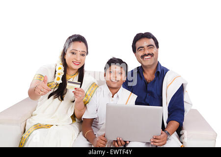 South Indian Eltern und Sohn Laptop und Kreditkarte einkaufen Stockfoto