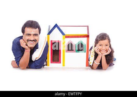 South Indian Vater und Tochter Dreaming neues Haus Stockfoto