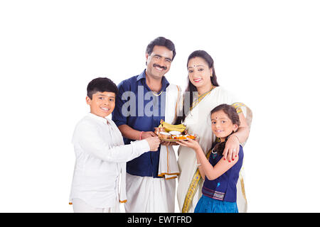 South Indian Eltern und Kinder Diwali Gottesdienst Stockfoto
