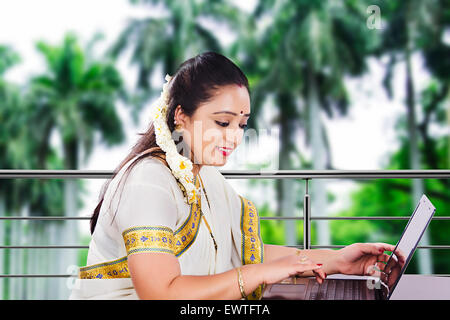 1 South Indian Woman Laptop arbeiten Stockfoto