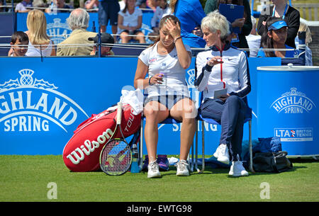 Jodie Burrage (GB) spielen in der Grand-Slam-Nationen Challenge in Eastbourne, Juni 2015, mit Judy Murray zwischen den spielen Stockfoto