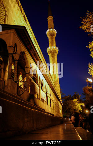 Minarett und Eingang der Süleymaniye-Moschee in Istanbul Stockfoto