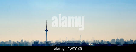 Peking, China. 30. Juni 2015. Foto aufgenommen am 235960 GMT am 30. Juni 2015 zeigt die Stadt von Beijing, China. Zeitmesser am Dienstag wendete eine Sekunde, um die Uhr ein wenig langsamer Rotation der Erde zu kompensieren. Die Schaltsekunde bedeutet die Uhr bewegt sich bis 23 von 23:59:59: 59:60 bevor es Mitternacht Weltzeit trifft. © Chen Duo/Xinhua/Alamy Live-Nachrichten Stockfoto