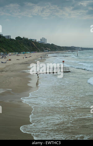 Bournemouth, Dorset, UK. 1. Juli 2015. Großbritannien Wetter. Trübe Start in den heißesten Tag des Jahres in Bournemouth mit einer schnellen Dusche Regen auch. Bildnachweis: Paul Chambers/Alamy Live-Nachrichten Stockfoto