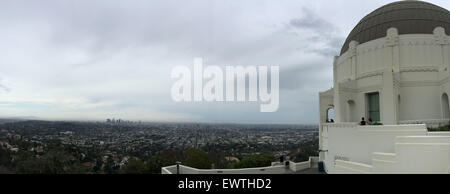 (150701) - LOS ANGELES, 1. Juli 2015 (Xinhua)--Foto auf 235960 GMT am 30. Juni 2015 zeigt der Blick auf die Stadt von Los Angeles, Vereinigte Staaten von Amerika. Internationaler Zeitnehmer am Dienstag wendete eine Sekunde, um die Uhr ein wenig langsamer Rotation der Erde zu kompensieren. Die Schaltsekunde bedeutet die Uhr bewegt sich bis 23 von 23:59:59: 59:60 bevor es Mitternacht Weltzeit trifft. (Xinhua/Yang Lei) Stockfoto