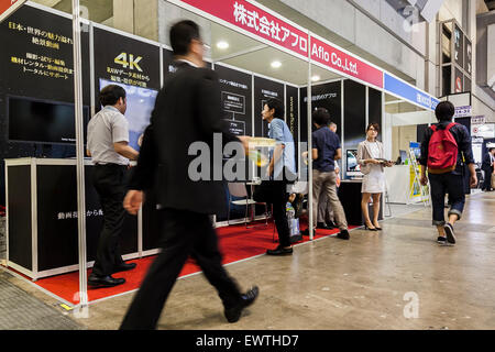 Tokio, Japan. 1. Juli 2015. Besucher betrachten die neuesten Produkte und Dienstleistungen von AFLO Co, Ltd auf der 3. Content Solutions Expo in Tokyo Big Sight auf 1. Juli 2015. Content Tokyo 2015 ist Japans größte internationale Inhalte Business-Event, bestehend aus 6 Ausstellungen unter anderem Content Solutions Expo und findet bis zum 3. Juli. Credit: Rodrigo Reyes Marin/AFLO/Alamy Live News Stockfoto