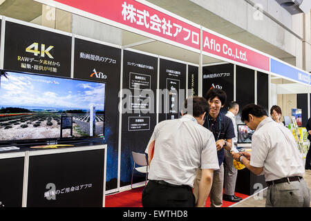 Tokio, Japan. 1. Juli 2015. Besucher betrachten die neuesten Produkte und Dienstleistungen von AFLO Co, Ltd auf der 3. Content Solutions Expo in Tokyo Big Sight auf 1. Juli 2015. Content Tokyo 2015 ist Japans größte internationale Inhalte Business-Event, bestehend aus 6 Ausstellungen unter anderem Content Solutions Expo und findet bis zum 3. Juli. Credit: Rodrigo Reyes Marin/AFLO/Alamy Live News Stockfoto