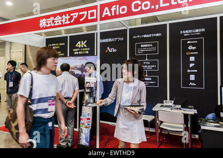 Tokio, Japan. 1. Juli 2015. Besucher betrachten die neuesten Produkte und Dienstleistungen von AFLO Co, Ltd auf der 3. Content Solutions Expo in Tokyo Big Sight auf 1. Juli 2015. Content Tokyo 2015 ist Japans größte internationale Inhalte Business-Event, bestehend aus 6 Ausstellungen unter anderem Content Solutions Expo und findet bis zum 3. Juli. Credit: Rodrigo Reyes Marin/AFLO/Alamy Live News Stockfoto