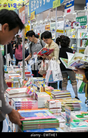 Besucher betrachten die neuesten Produkte und Dienstleistungen aus der publishing-Branche auf der Tokyo International Book Fair in Tokyo Big Sight auf 1. Juli 2015. 470 Aussteller aus 20 Ländern zeigten ihre neuesten Technologien und Dienstleistungen für digitale e-Book-Geräte. Tokyo International Book Fair und das 19. e-Book Expo Tokio erwartet 70.000 Besucher für die viertägige Show. © Rodrigo Reyes Marin/AFLO/Alamy Live-Nachrichten Stockfoto