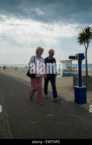 Bournemouth, Dorset, UK. 1. Juli 2015. Großbritannien Wetter. Trübe Start in den heißesten Tag des Jahres in Bournemouth mit einer schnellen Dusche Regen auch. Bildnachweis: Paul Chambers/Alamy Live-Nachrichten Stockfoto