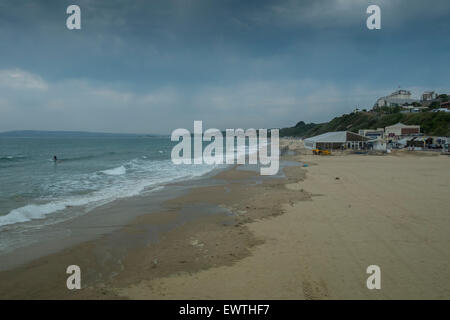 Bournemouth, Dorset, UK. 1. Juli 2015. Großbritannien Wetter. Trübe Start in den heißesten Tag des Jahres in Bournemouth mit einer schnellen Dusche Regen auch. Bildnachweis: Paul Chambers/Alamy Live-Nachrichten Stockfoto