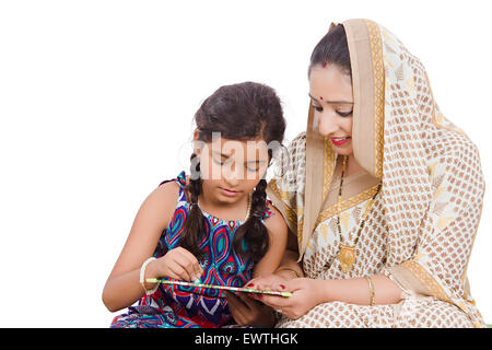 indische ländlichen Mutter und Tochter studieren Stockfoto