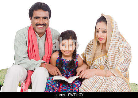 indische ländlichen Eltern und Tochter studieren Stockfoto