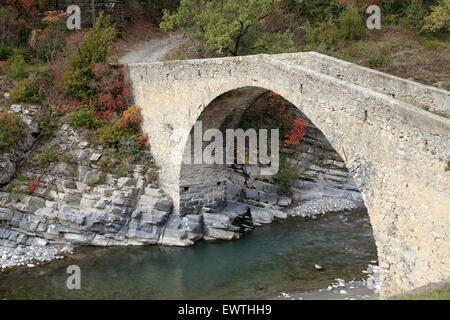 Mittelalterliche Brücke oberhalb des Flusses Tinée im Mercantour Nationalpark Stockfoto