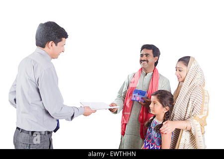 indische ländlichen Eltern und Verkäufer Umgang neues Haus Stockfoto