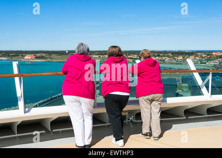 Passagiere, die Anzeigen vom Deck der Royal Caribbean "Brilliance of the Seas" Kreuzfahrtschiff, Skagen, Region Nordjütland, Dänemark Stockfoto