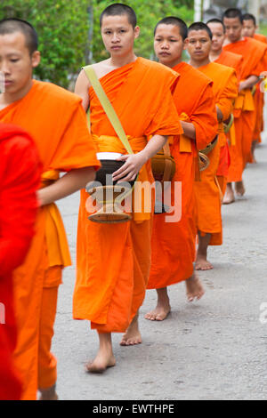 Am Morgen bietet für Mönche, Luang Prabang, Laos Stockfoto