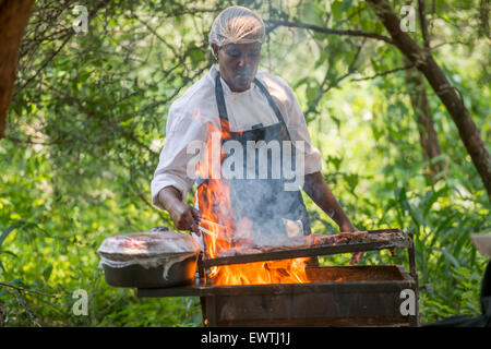 Südafrika - Frau Kochen auf dem grill Stockfoto