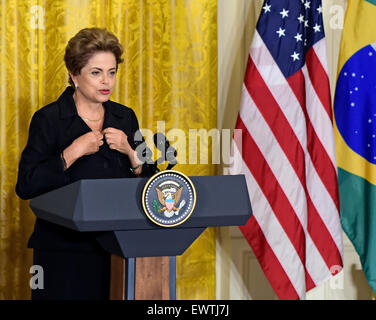 Washington DC, USA. 30. Juni 2015. Präsidentin Dilma Rousseff von Brasilien hält eine gemeinsame Pressekonferenz WithUnited Staaten Präsident Barack Obama (nicht abgebildet) im East Room des weißen Hauses in Washington, DC auf Dienstag, 30. Juni 2015. Kredit: Ron Sachs/CNP - NO WIRE SERVICE - Kredit: Dpa picture-Alliance/Alamy Live News Stockfoto