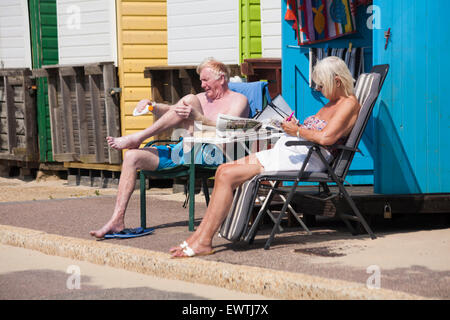 Bournemouth, Dorset, UK 1. Juli 2015. UK-Wetter: heißen sonnigen Tag am Strand von Bournemouth - Sonnenanbeter strömen zum Meer die Temperaturen steigen und Hitzewelle weiter auf dem Lande - slapping auf Sonnencreme Credit: Carolyn Jenkins/Alamy Live News Stockfoto